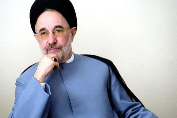 عکس ایستاده خاتمی