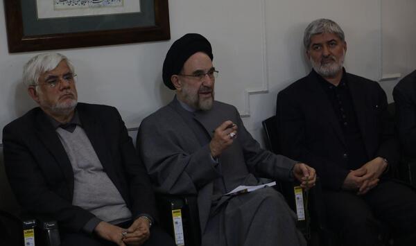 عکس ایستاده خاتمی