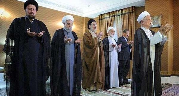 عکس ایستاده خاتمی