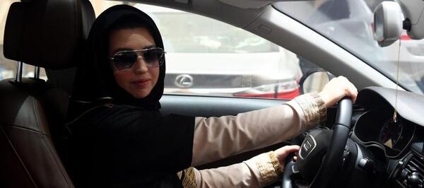 عکس پشت فرمان دخترانه