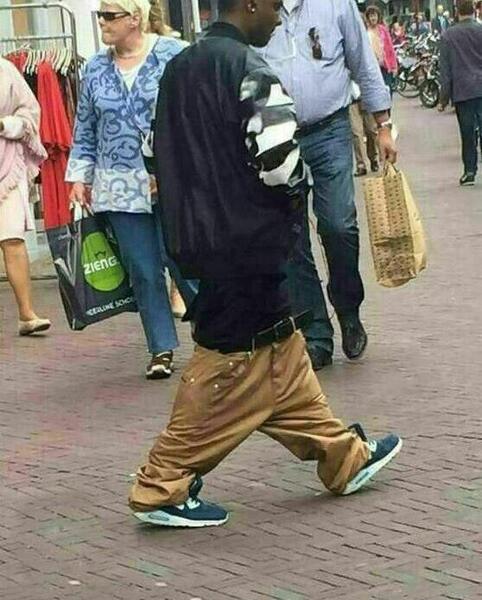 عکس پیاده روی خنده دار