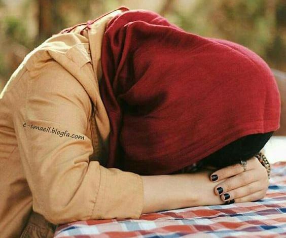 عکس دختر غمگین سربه زانو