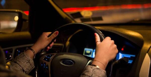 عکس دختر پشت فرمون ۲۰۶