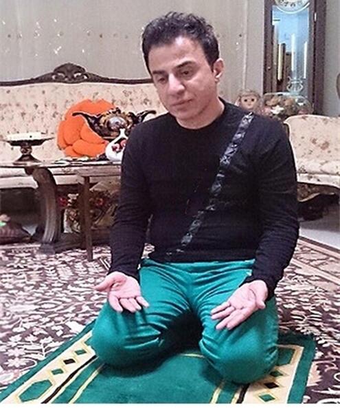 عکس در حال خواندن نماز