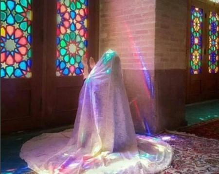 عکس در حال خواندن نماز