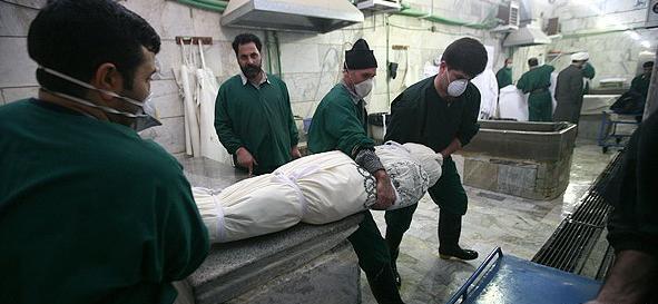 غسال عکس حسن جوهرچی در غسالخانه