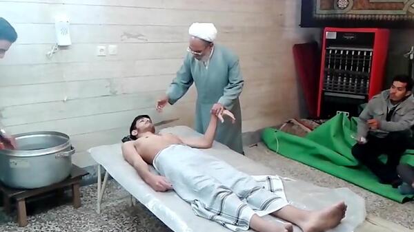 غسال عکس حسن جوهرچی در غسالخانه