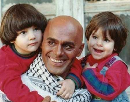 عکس جمشید هاشم پور و فرزندانش