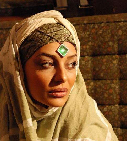 عکس ساره بیات دریک مشت پر عقاب