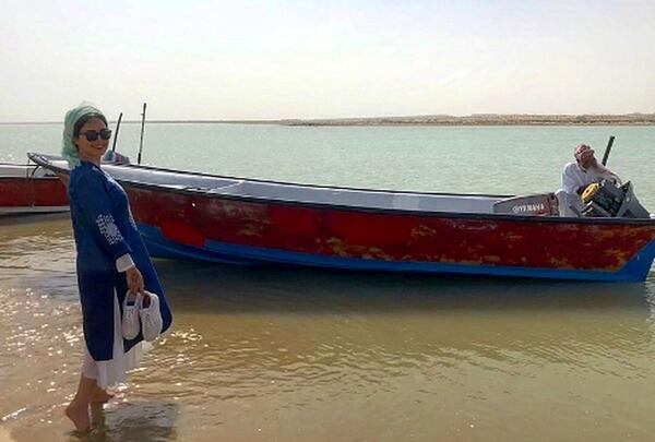 عکس الناز شاکردوست و کارگردان در استخر