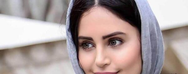 عکس الناز شاکردوست و کارگردان در استخر