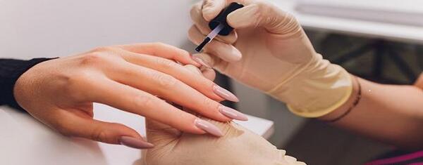 عکس ناخن لاک زده طبیعی