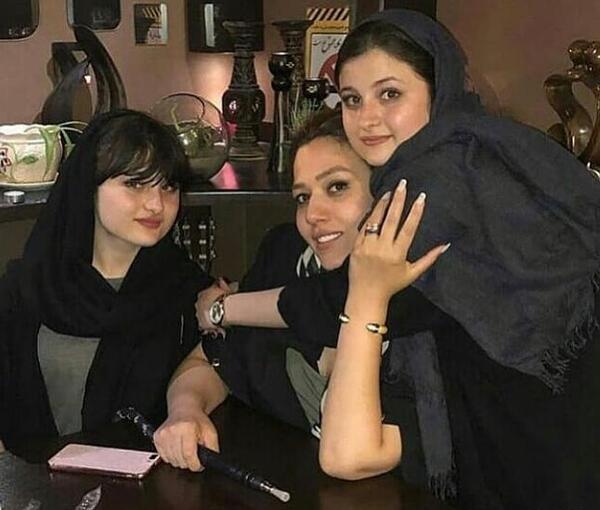 عکس سارا و نیکا با مادرشان