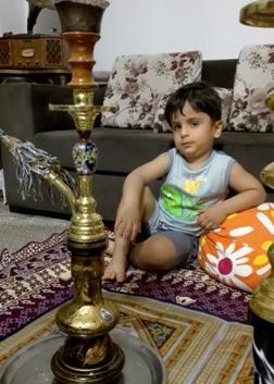 عکس در حال قلیون کشیدن