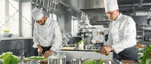 عکس در حال آشپزی