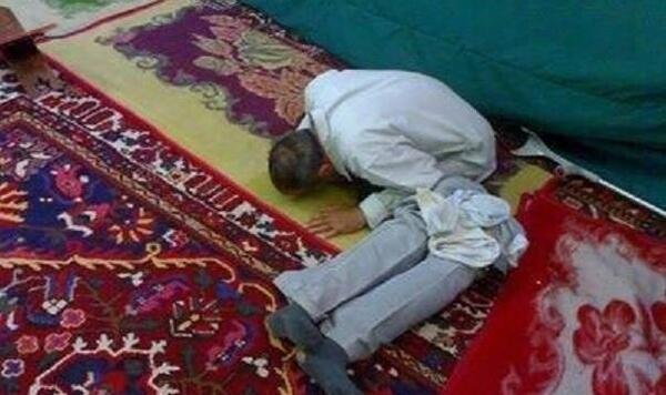 عکس در حال نماز
