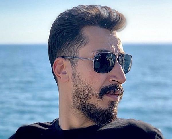 عکس بهرام افشاری در کنار دریا