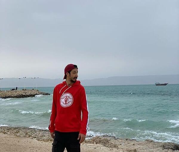 عکس بهرام افشاری در کنار دریا