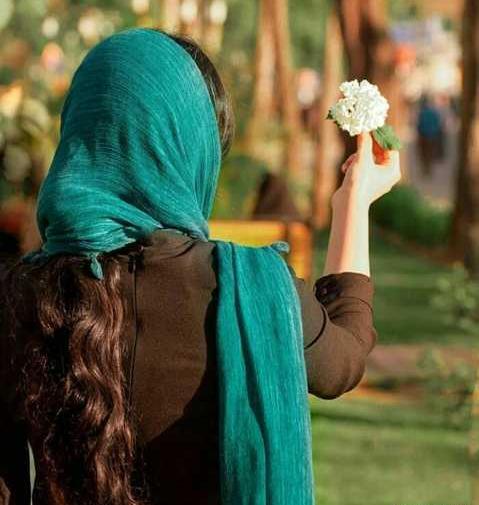 عکس پروفایل دخترونه پشت پنجره