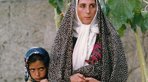 عکس باران کوثری در روسری آبی