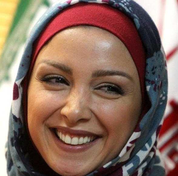 عکس فرناز رهنما در ساختمان پزشکان