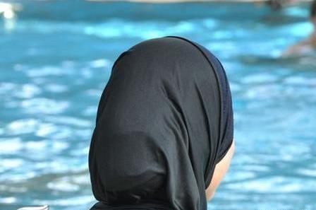 عکس سام درخشانی در استخر