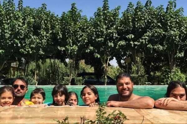 عکس سام درخشانی در استخر