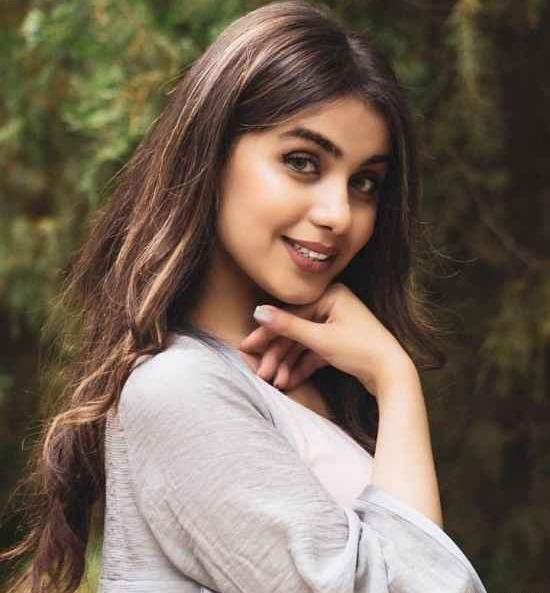 ژست عکس مدلینگ دختر
