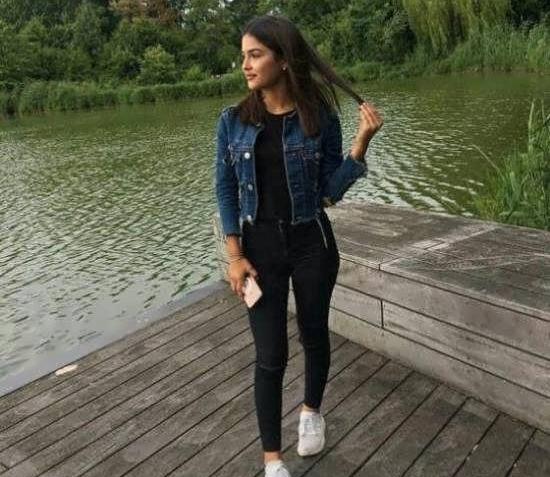 ژست عکس دخترانه لاکچری اسپرت