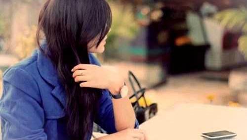 پروفایل عکس دختر تنها در حال نوشتن