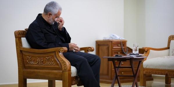 عکس سردار سلیمانی پشت میز