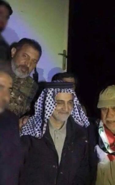 عکس سردار سلیمانی پشت میز