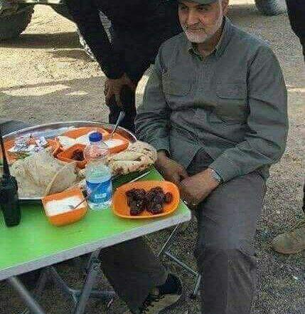 عکس سردار سلیمانی پشت میز