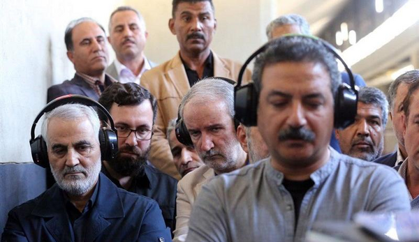 عکس سردار سلیمانی پشت میز