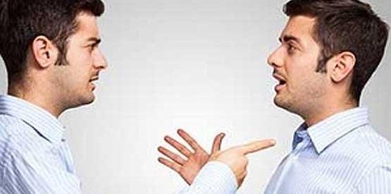 عکس دونفر در حال صحبت