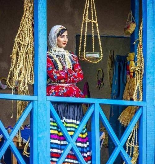عکس نقاشی دختر با لباس محلی