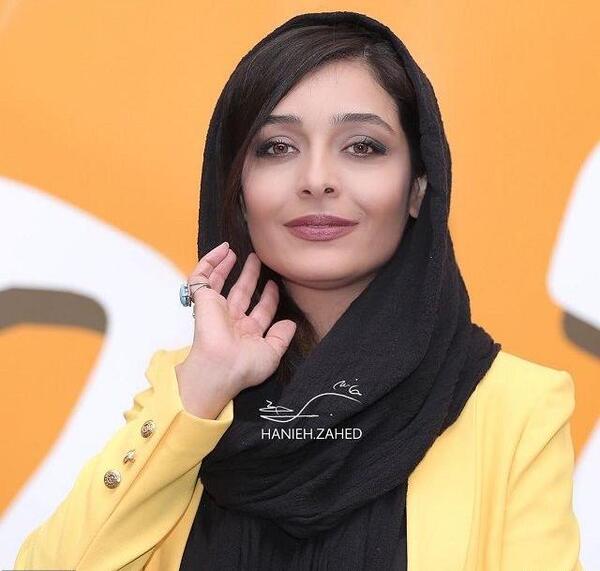 عکس ساره بیات با مانتو زرد
