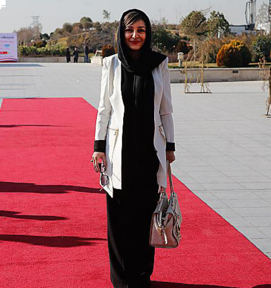 عکس ساره بیات با مانتو زرد