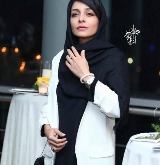 عکس ساره بیات با مانتو زرد
