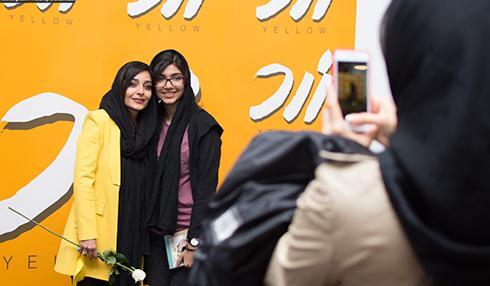 عکس ساره بیات با مانتو زرد