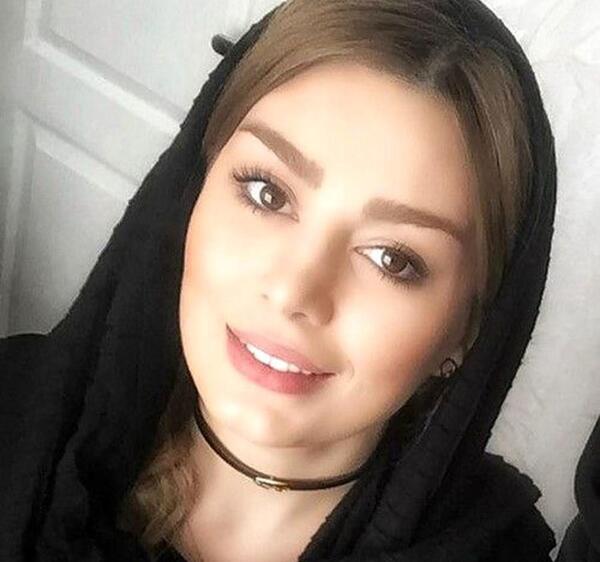 عکس شاهرخ استخری در حال سیگار کشیدن