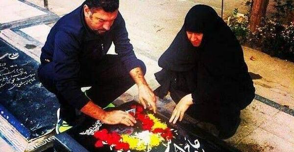 عکس علی انصاریان کنار مادرش