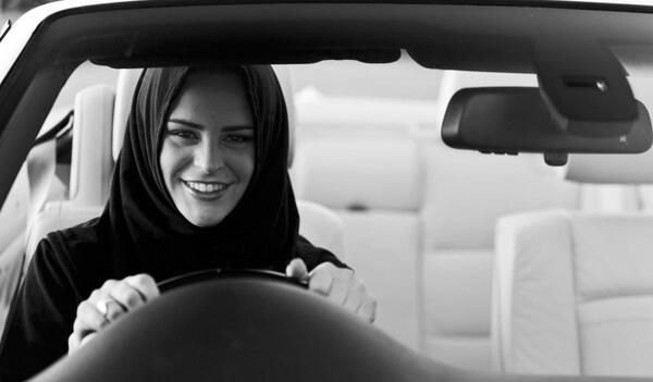 عکس رانندگی با کفش پاشنه بلند