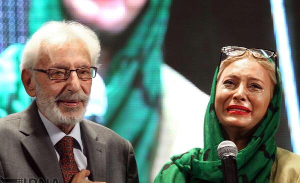 عکس فریبا نادری در روز خاکسپاری همسرش
