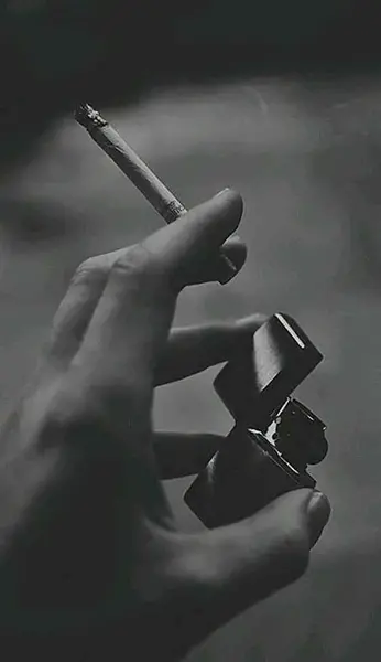 عکس سیاه سفید سیگار کشیدن
