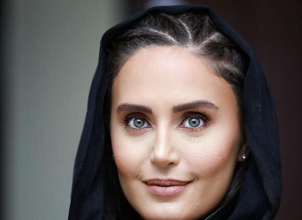 عکس الناز شاکردوست با چتر
