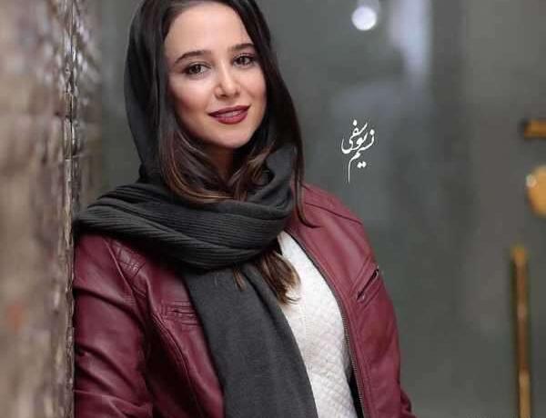 عکس الناز حبیبی با خواهرش