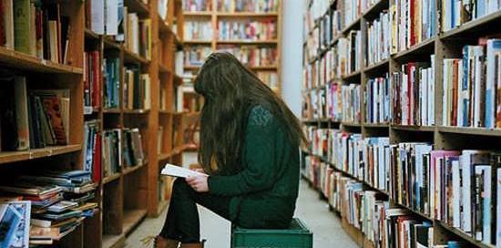 عکس پروفایل دختر در کتابخانه