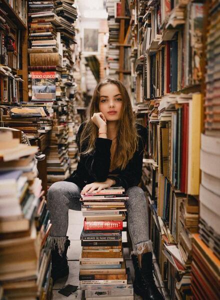 عکس پروفایل دختر در کتابخانه