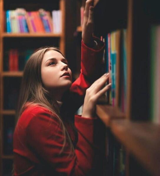 عکس پروفایل دختر در کتابخانه